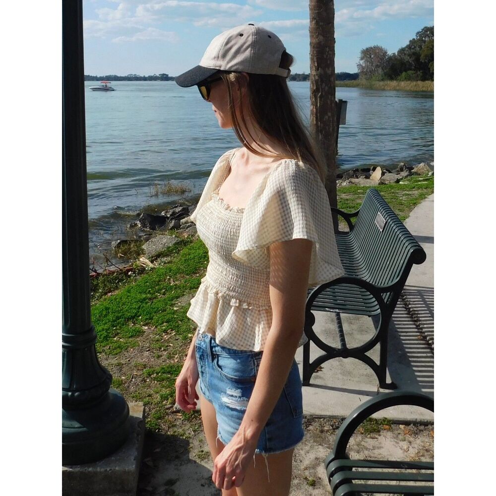ASTR The Label Beige White Checkered Cropped Ruffle Top Women's Sz XS